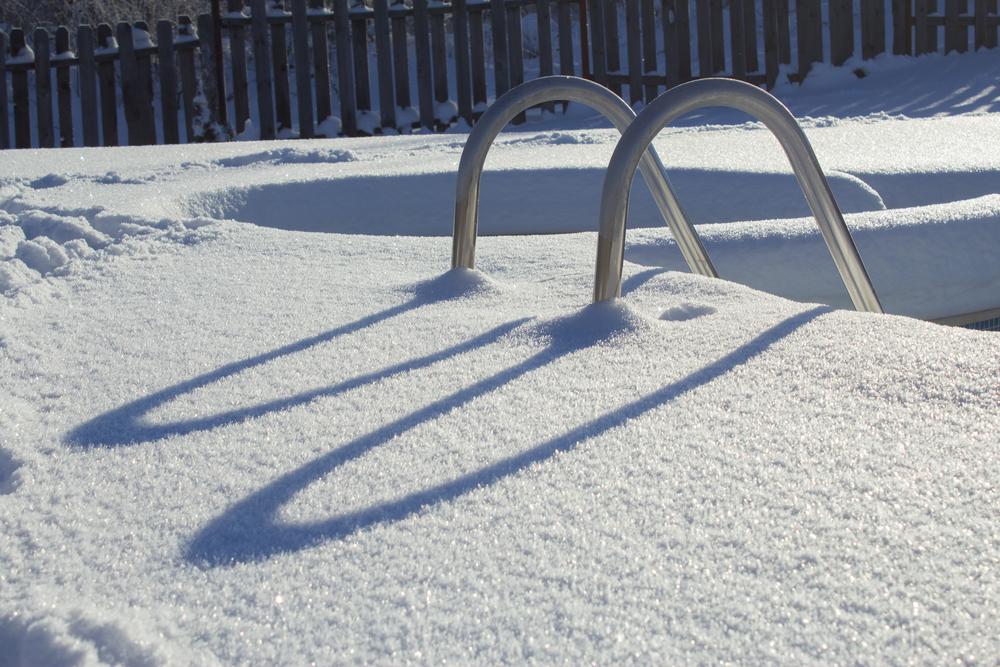 Mantenimiento eficiente de tu piscina en invierno