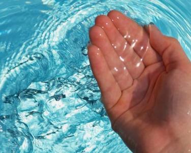 ¿Cómo puedo conseguir un agua mas cristalina en mi piscina?