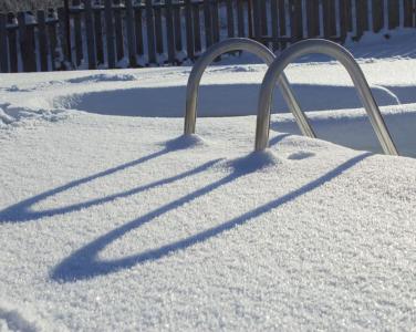 Mantenimiento eficiente de tu piscina en invierno