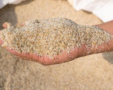 La importancia de cambiar la arena del filtro de la piscina